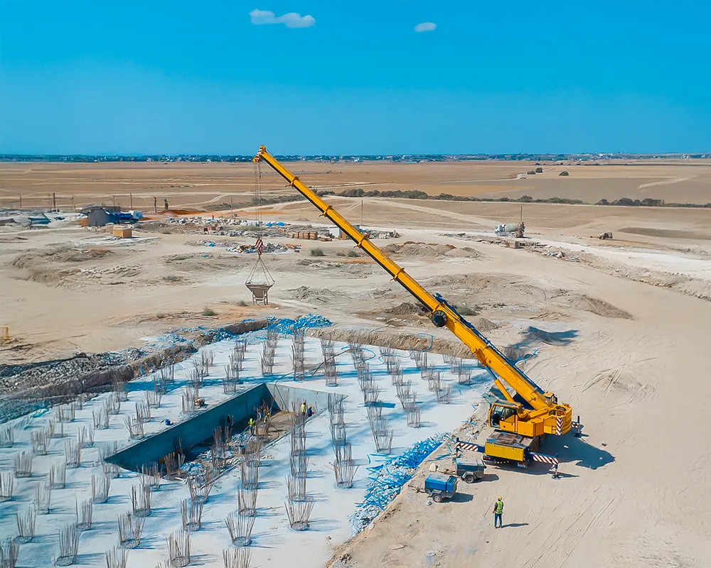 Kıbrıs vinç hizmeti sırasında ağır yük kaldırma operasyonu – profesyonel vinç kiralama