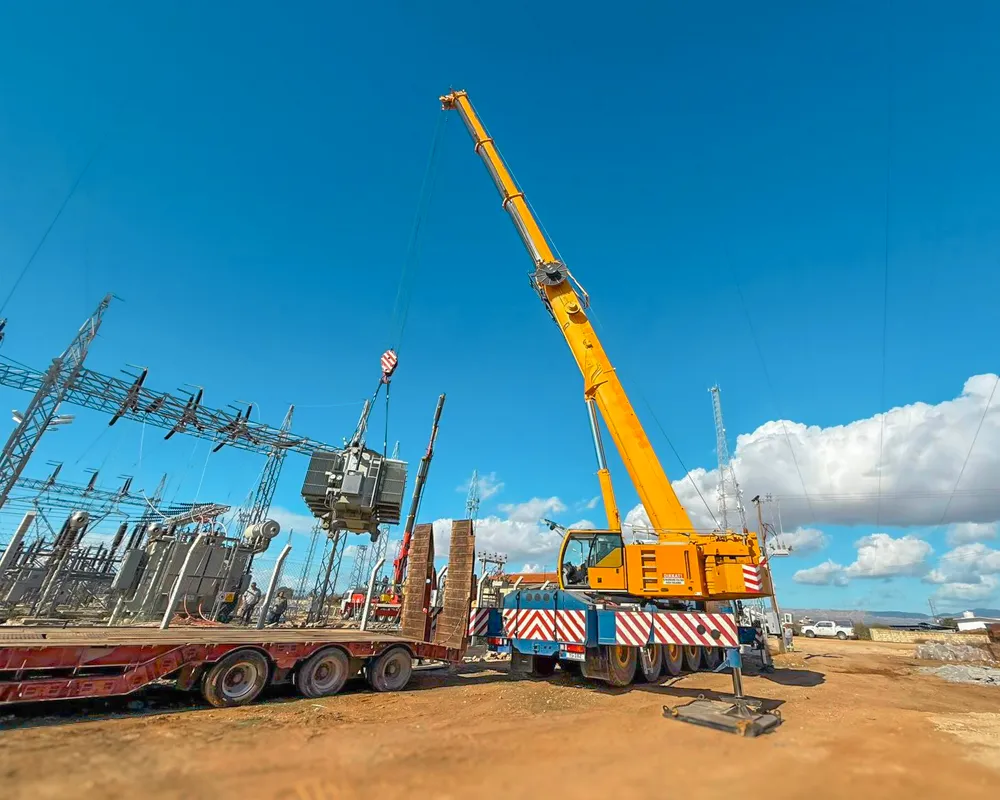 Kıbrıs vinç operasyonu sırasında şantiyede yapılan güvenli ağır yük kaldırma çalışması